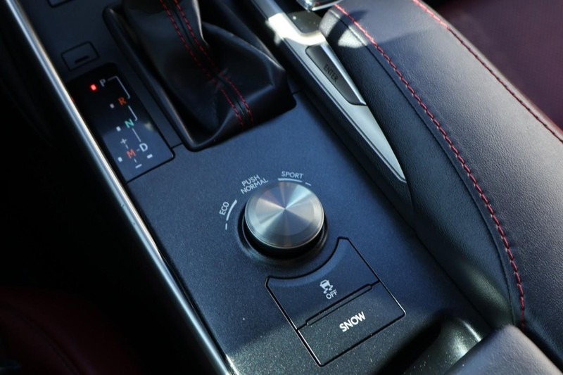 Lexus IS Vehicle Full-screen Gallery Image 39