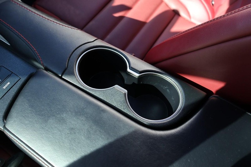 Lexus IS Vehicle Full-screen Gallery Image 40