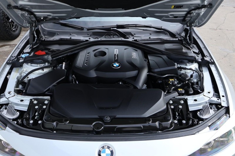 BMW 430i Vehicle Full-screen Gallery Image 14
