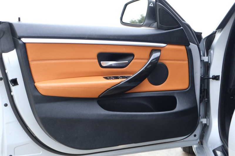 BMW 430i Vehicle Full-screen Gallery Image 16