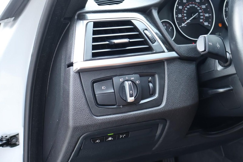 BMW 430i Vehicle Full-screen Gallery Image 19