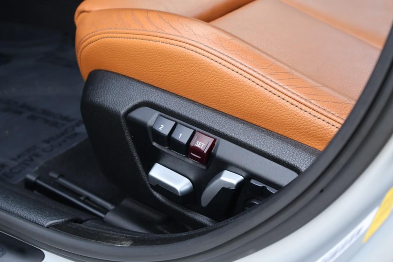 BMW 430i Vehicle Full-screen Gallery Image 20