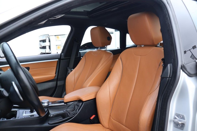 BMW 430i Vehicle Full-screen Gallery Image 21