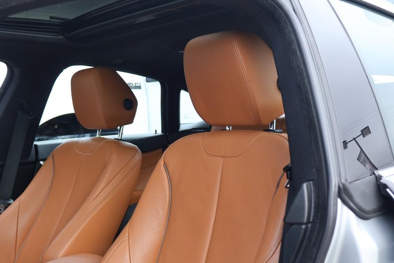 BMW 430i Vehicle Full-screen Gallery Image 22