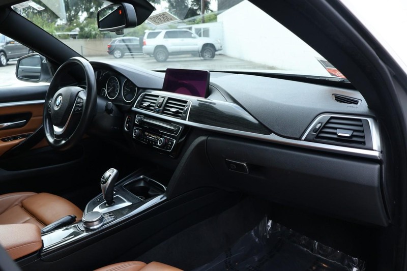 BMW 430i Vehicle Full-screen Gallery Image 23