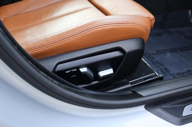 BMW 430i Vehicle Full-screen Gallery Image 24