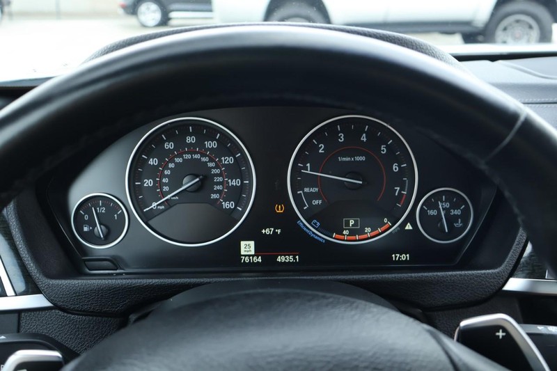 BMW 430i Vehicle Full-screen Gallery Image 28