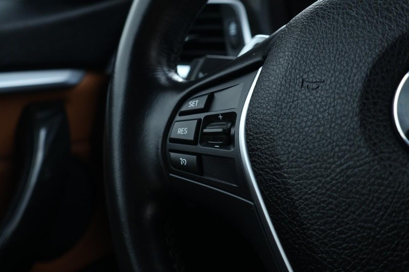 BMW 430i Vehicle Full-screen Gallery Image 30