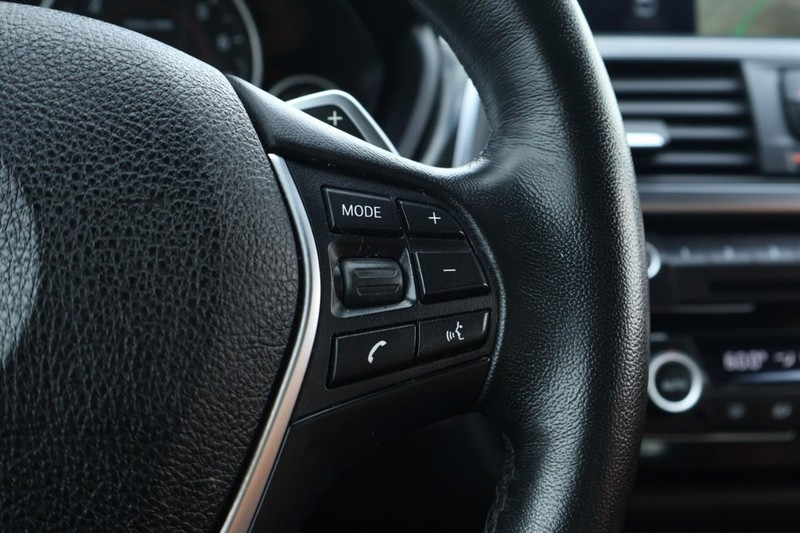 BMW 430i Vehicle Full-screen Gallery Image 31