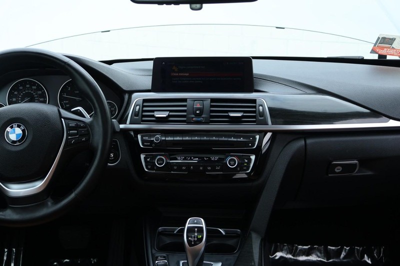 BMW 430i Vehicle Full-screen Gallery Image 32