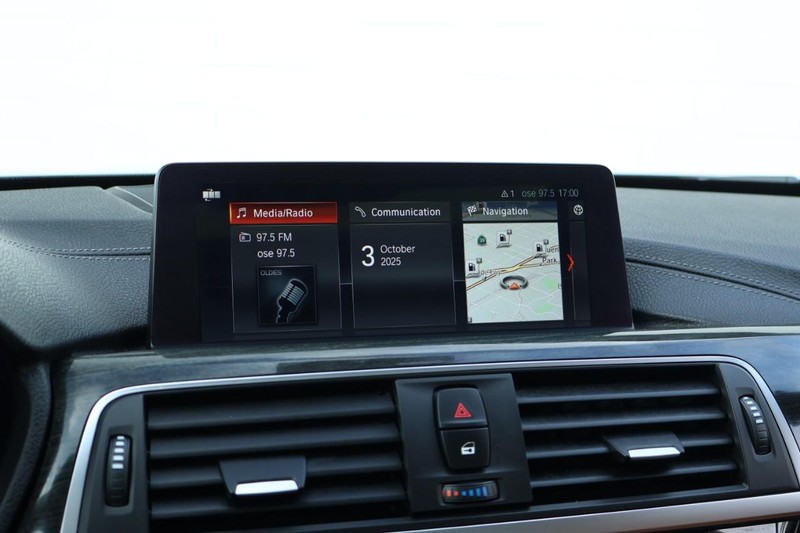 BMW 430i Vehicle Full-screen Gallery Image 33