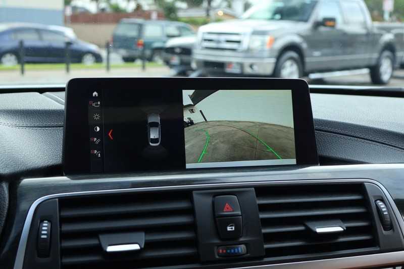 BMW 430i Vehicle Full-screen Gallery Image 34