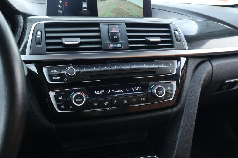 BMW 430i Vehicle Full-screen Gallery Image 35