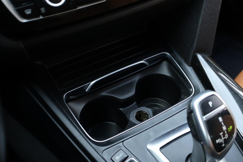 BMW 430i Vehicle Full-screen Gallery Image 36