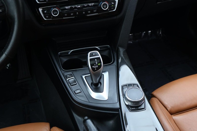 BMW 430i Vehicle Full-screen Gallery Image 37