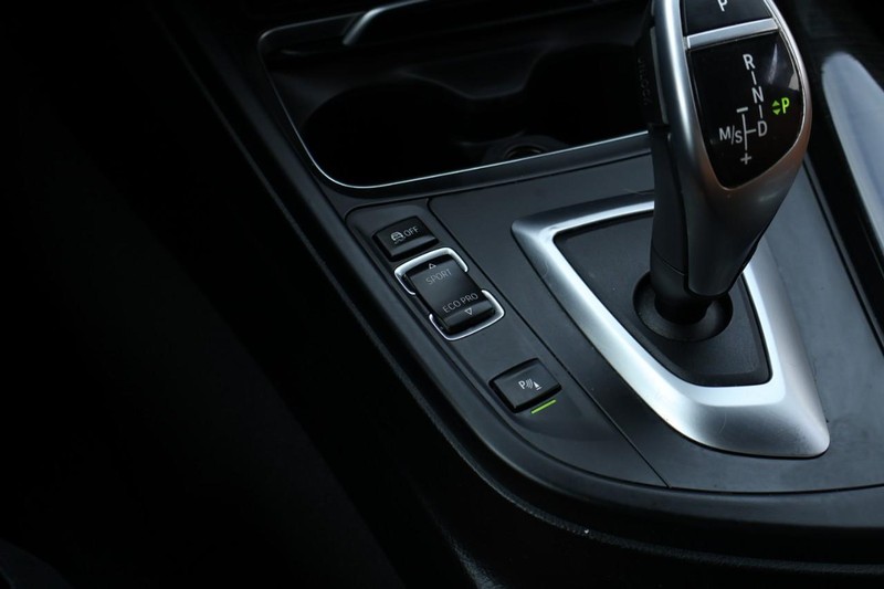 BMW 430i Vehicle Full-screen Gallery Image 38