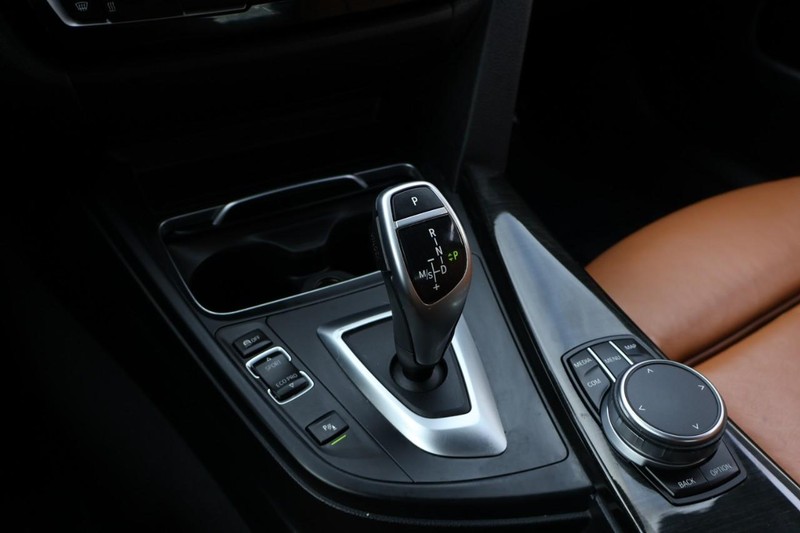 BMW 430i Vehicle Full-screen Gallery Image 39
