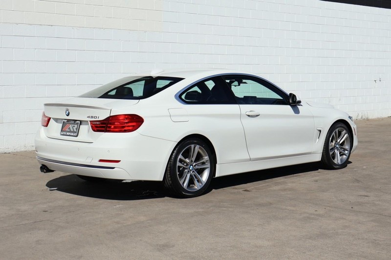 BMW 430i Vehicle Full-screen Gallery Image 05