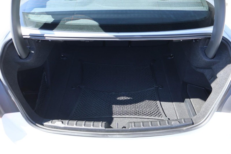 BMW 430i Vehicle Full-screen Gallery Image 09