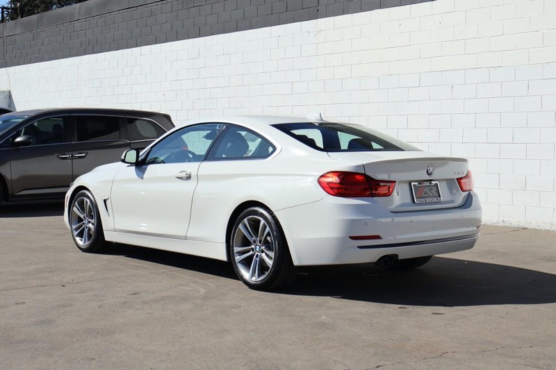 BMW 430i Vehicle Full-screen Gallery Image 10