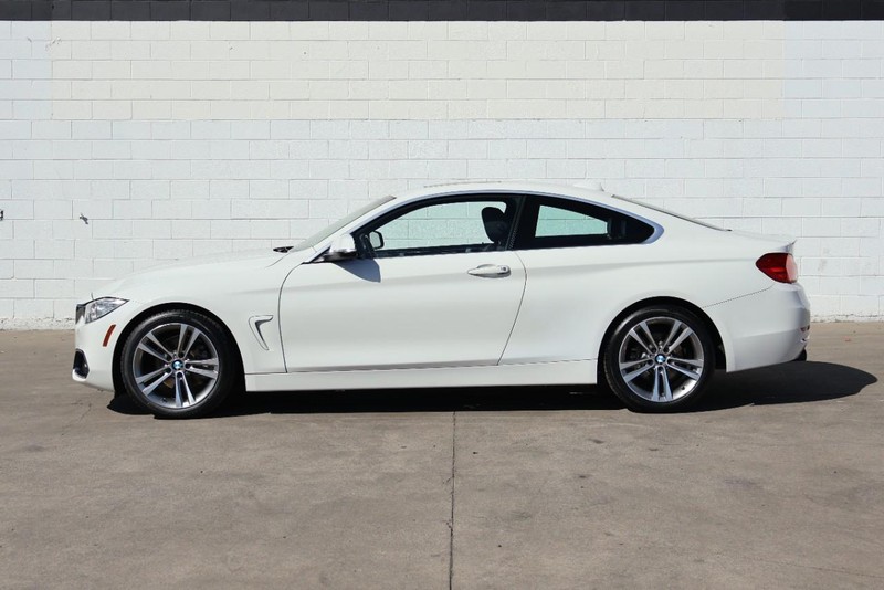 BMW 430i Vehicle Full-screen Gallery Image 11