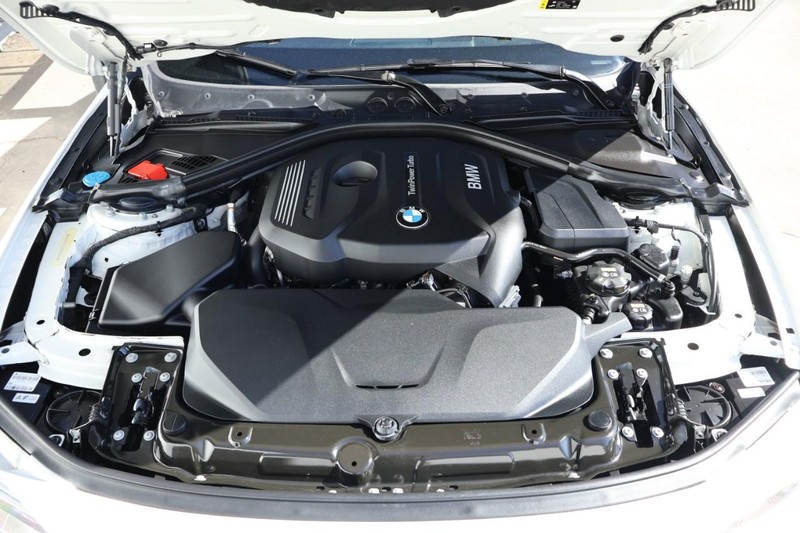 BMW 430i Vehicle Full-screen Gallery Image 13