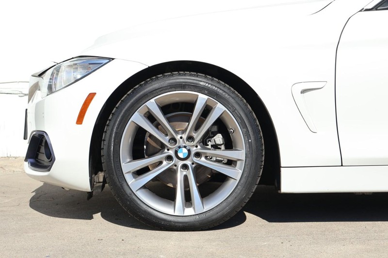 BMW 430i Vehicle Full-screen Gallery Image 14