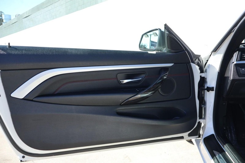 BMW 430i Vehicle Full-screen Gallery Image 15