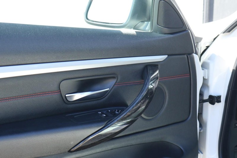 BMW 430i Vehicle Full-screen Gallery Image 16