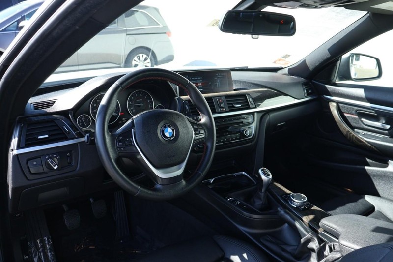BMW 430i Vehicle Full-screen Gallery Image 17