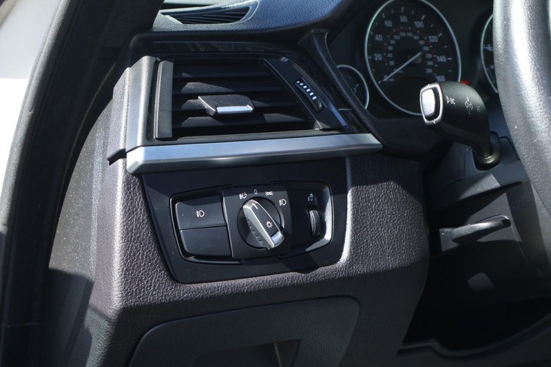 BMW 430i Vehicle Full-screen Gallery Image 18