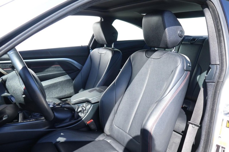 BMW 430i Vehicle Full-screen Gallery Image 20