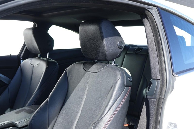 BMW 430i Vehicle Full-screen Gallery Image 21