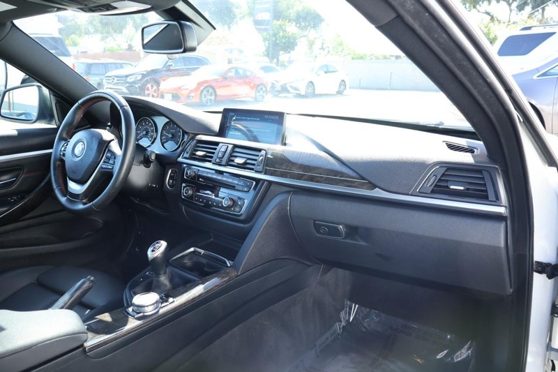 BMW 430i Vehicle Full-screen Gallery Image 22