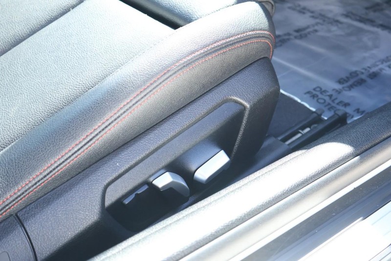 BMW 430i Vehicle Full-screen Gallery Image 23