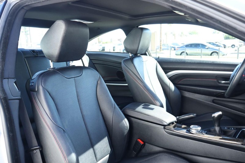 BMW 430i Vehicle Full-screen Gallery Image 24