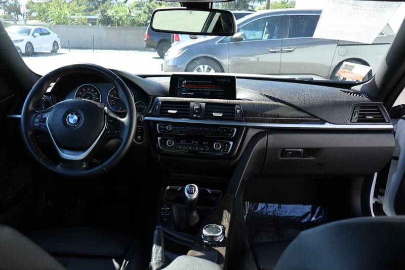 BMW 430i Vehicle Full-screen Gallery Image 26