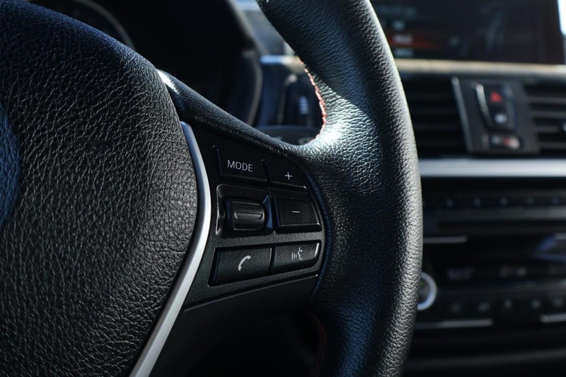 BMW 430i Vehicle Full-screen Gallery Image 30