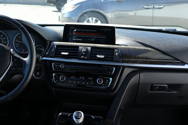 BMW 430i Vehicle Full-screen Gallery Image 31