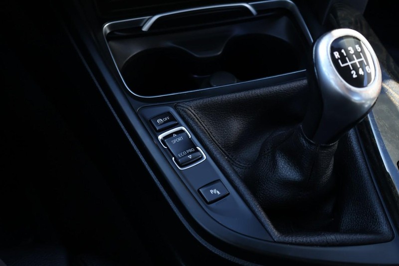 BMW 430i Vehicle Full-screen Gallery Image 35