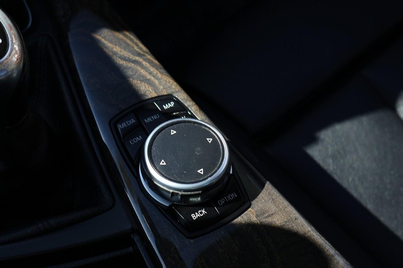 BMW 430i Vehicle Full-screen Gallery Image 37