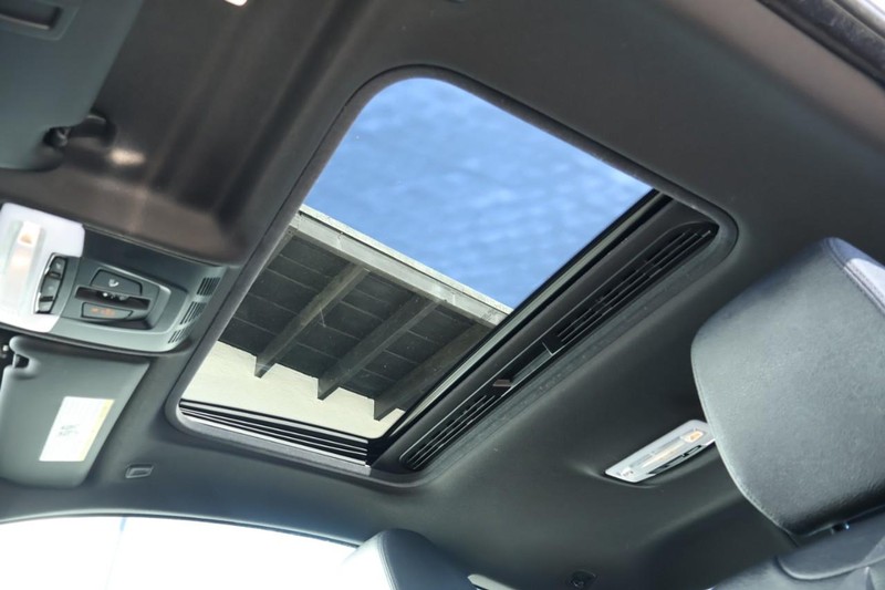 BMW 430i Vehicle Full-screen Gallery Image 39