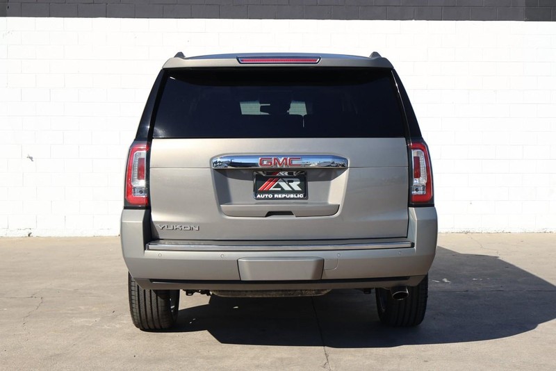 GMC Yukon Vehicle Full-screen Gallery Image 06