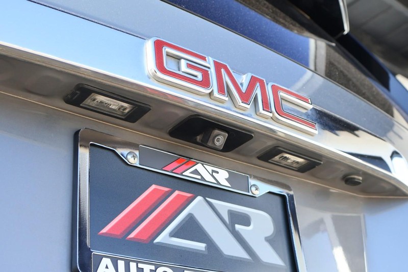 GMC Yukon Vehicle Full-screen Gallery Image 08