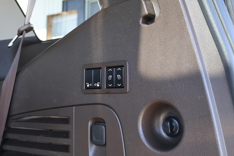 GMC Yukon Vehicle Full-screen Gallery Image 10