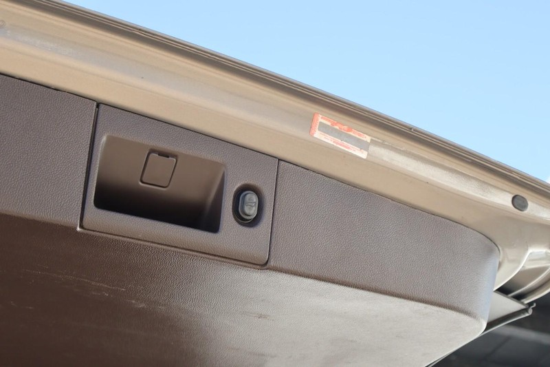 GMC Yukon Vehicle Full-screen Gallery Image 11