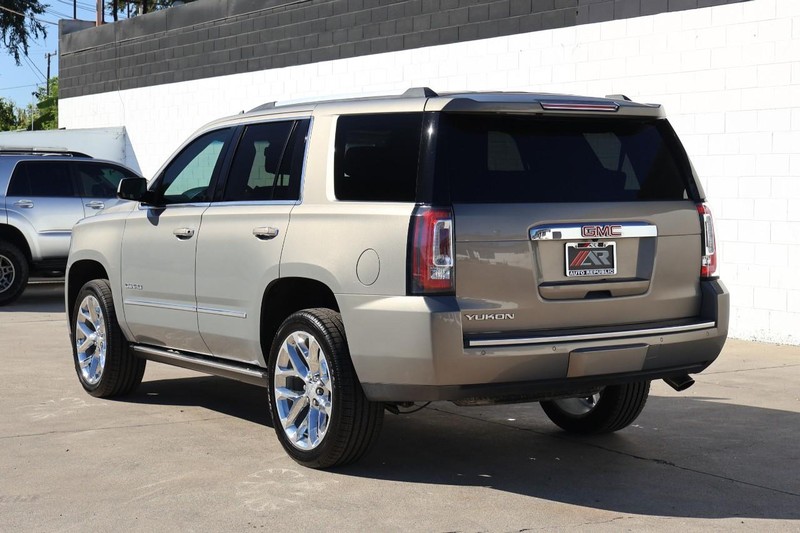 GMC Yukon Vehicle Full-screen Gallery Image 12
