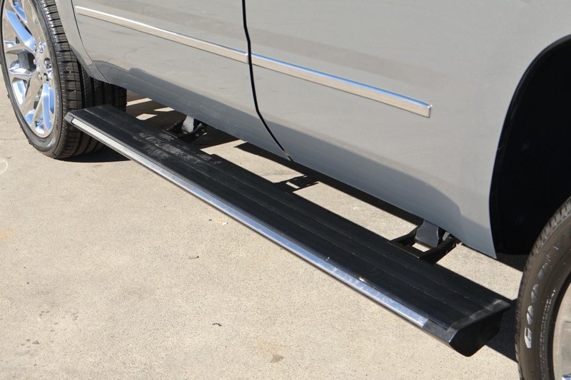 GMC Yukon Vehicle Full-screen Gallery Image 15