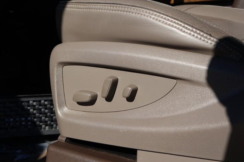 GMC Yukon Vehicle Full-screen Gallery Image 20