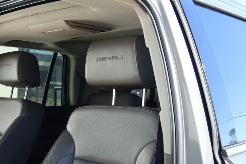 GMC Yukon Vehicle Full-screen Gallery Image 24